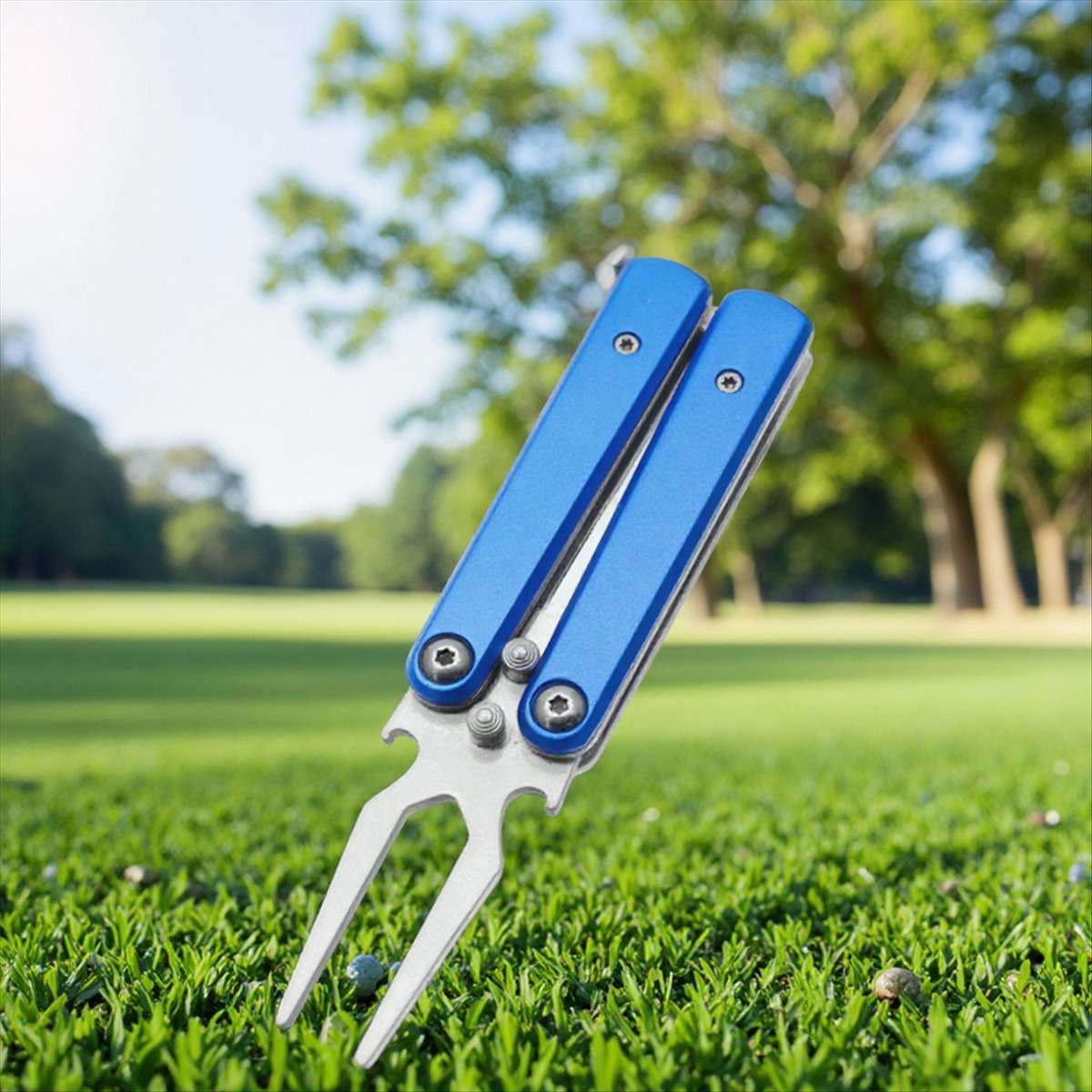Divot Repair Tool - T34C ゴルフ合金フォーク ゴルフディボット修復ツール、金属製折りたたみ式バタフライディボットツール、ボトルオープナー付き、ゴルフコースギフト レッド